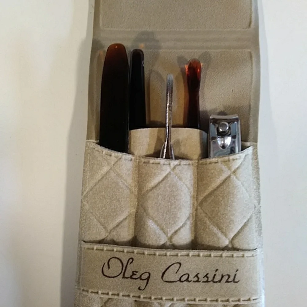 Oleg Cassini Tan Quilted manicure set - Picture 4 of 6